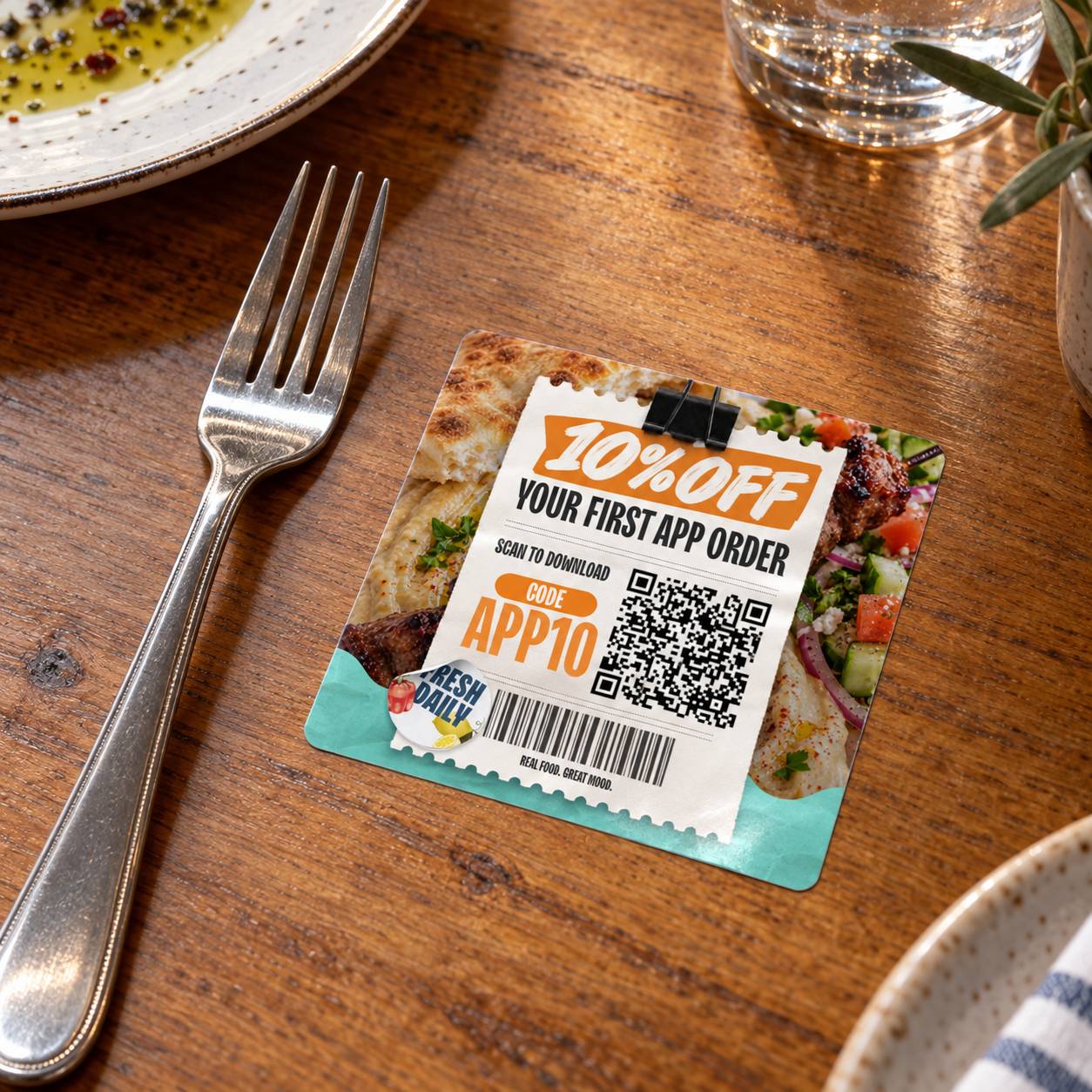 Campanha de lançamento do app: adesivo de embalagem com QR code (simulação), criado pela CGRabbit para o Garlic'n Lemons
